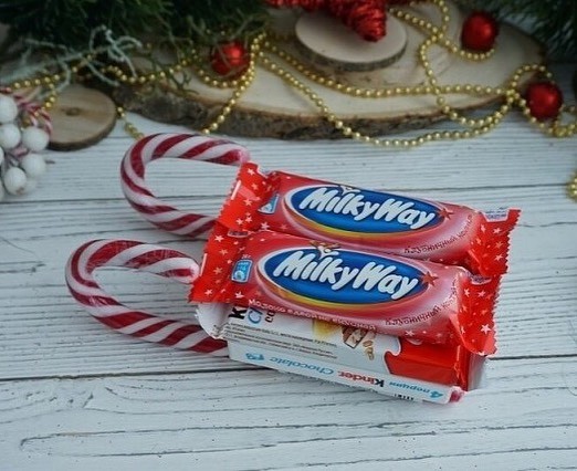 ​Сладкие новогодние сани из шоколадок и конфет