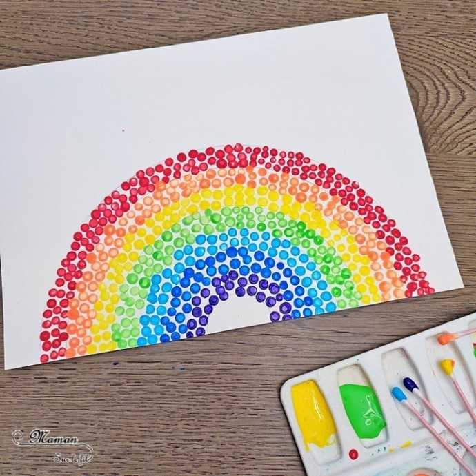 Необычный рисунок: радуга ватными палочками