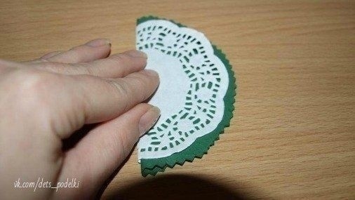 Новогодняя ёлочка из ажурной салфетки Новогодняя ёлочка из ажурной салфетки