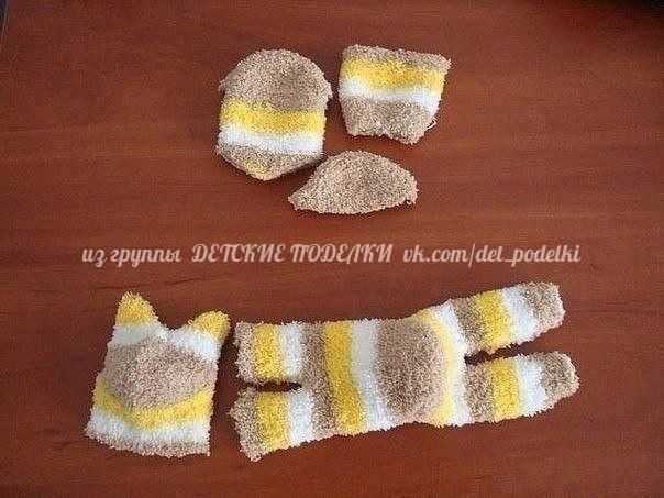 ​Полосатый котенок из носков
