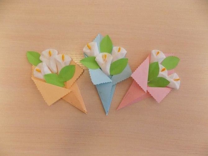 Букет цветов из бумаги и ватных дисков Букет цветов из бумаги и ватных дисков