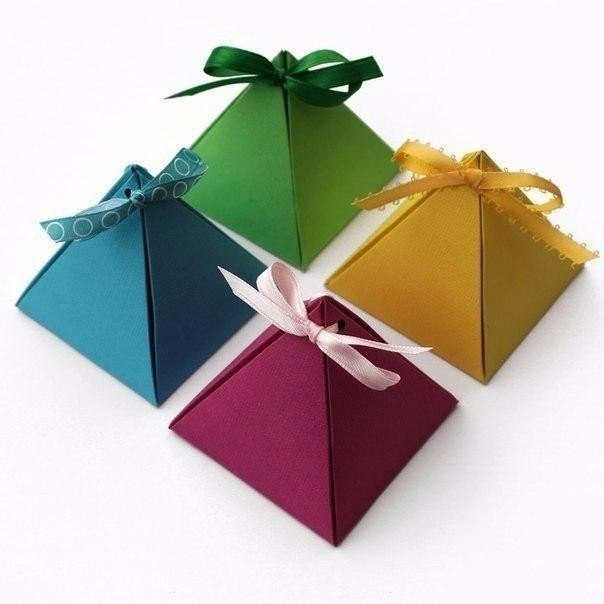​Упаковка для подарков в виде пирамидки