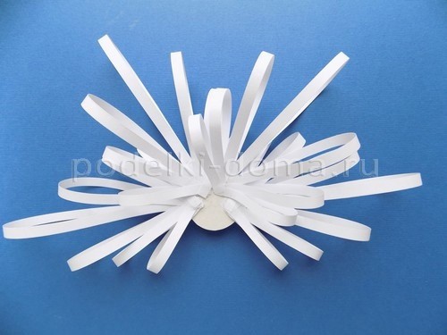 ​Снежника из полосок бумаги