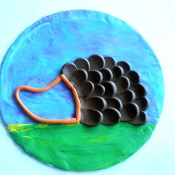 Ёжик, нарисованный пластилином