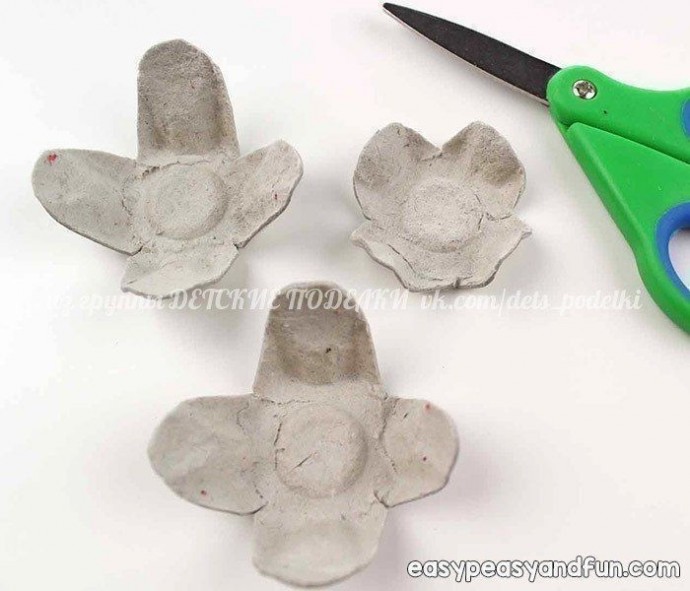 Цветочная аппликация из яичной упаковки