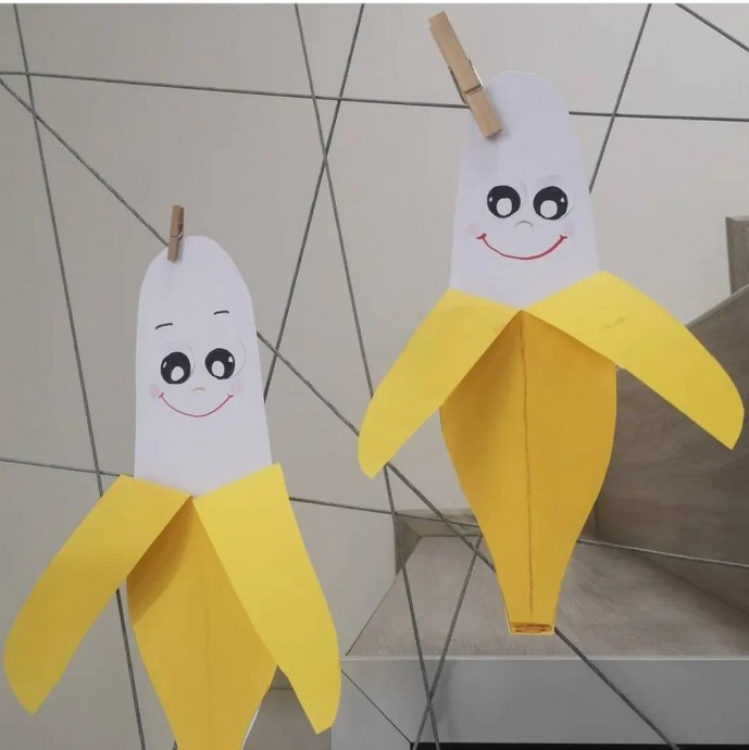 Приветливые бананы из бумаги