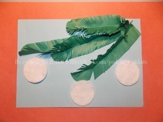 ​Еловая ветка с новогодними игрушками