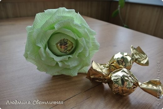 Роза с конфеткой внутри