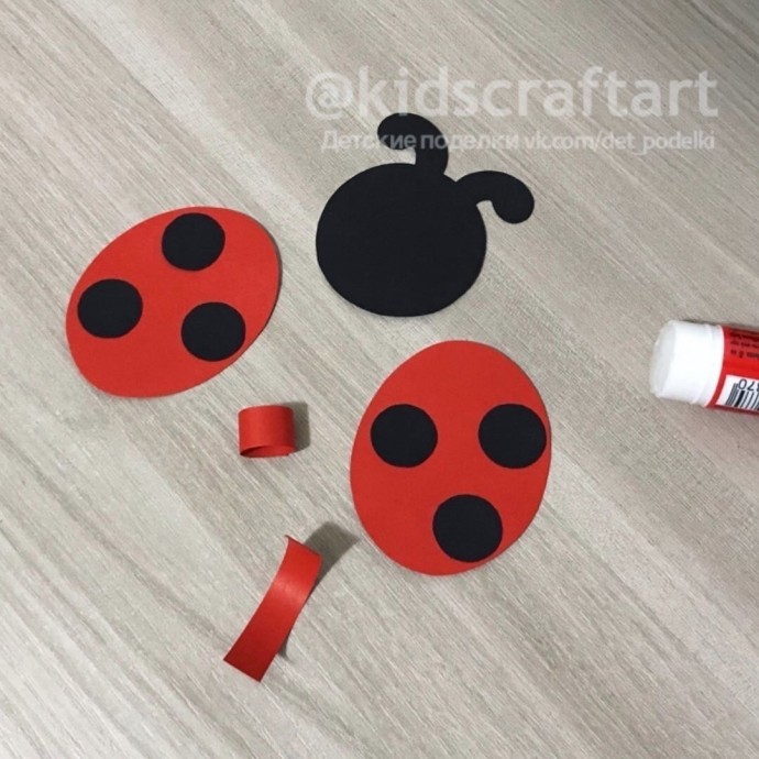 ​Божья коровка на цветке