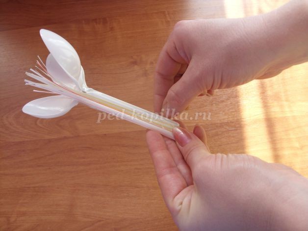 Подснежники из одноразовых ложек: часть 1