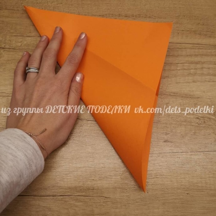 ​Оранжевый динозавр из цветной бумаги