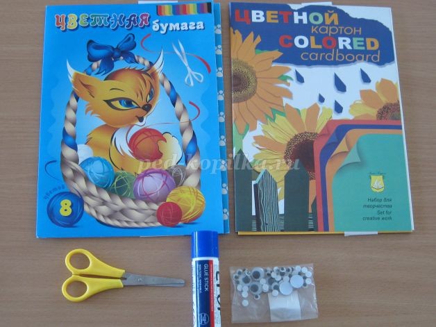 Бабочка и стрекоза среди весенних цветочков: часть 1