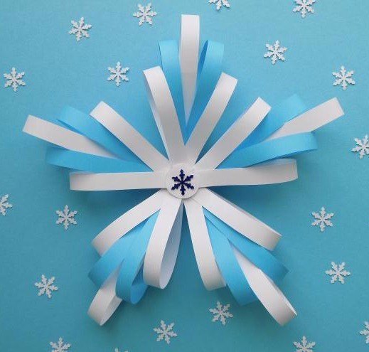 ​Клеим с детьми снежинку из цветной бумаги