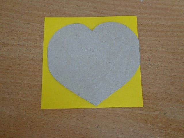 Котик из плотной бумаги на основе сердечек