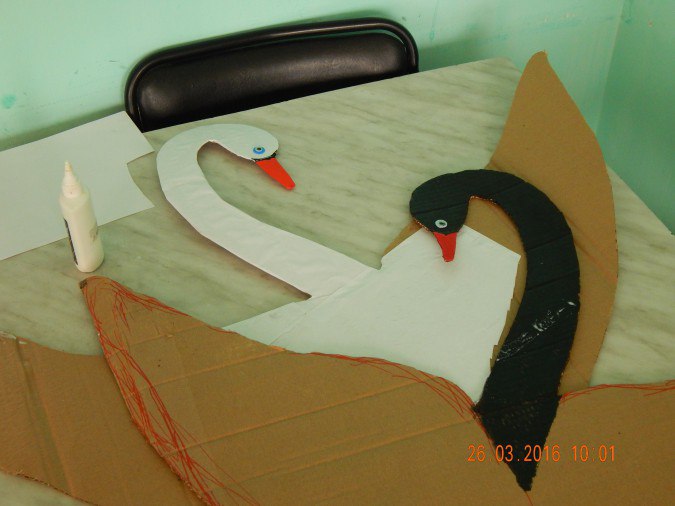Лебеди из бумажных ладошек 4