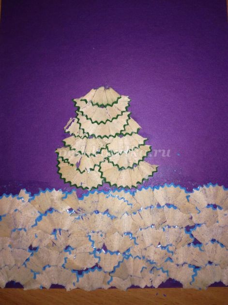 Новогодняя аппликация из стружки от карандашей