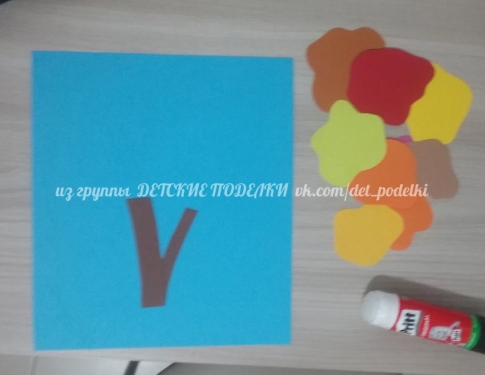 Осеннее деревце, плачущее листьями