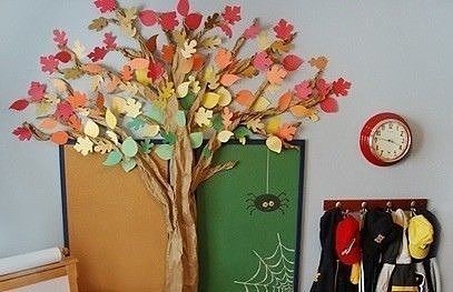 Осеннее дерево со стволом из мятой упаковочной бумаги