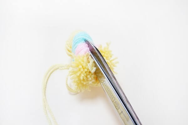 Пасхальное яйцо-помпон