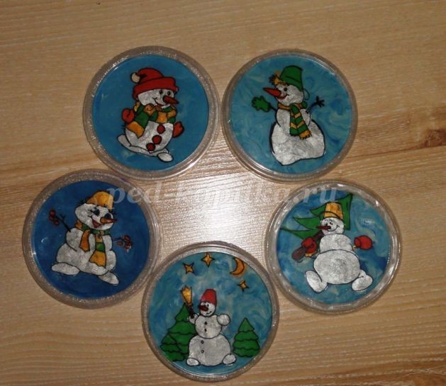 Пластилинография: снеговик в снежинке Пластилинография: снеговик в снежинке