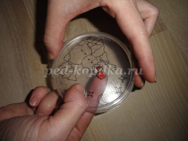 Пластилинография: снеговик в снежинке Пластилинография: снеговик в снежинке