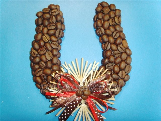 Подкова из кофейных зерен детскими руками: часть 3 Подкова из кофейных зерен детскими руками: часть 3