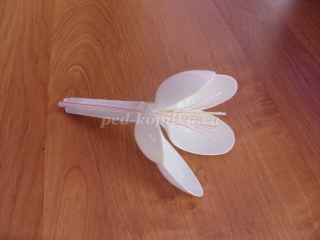 Подснежники из одноразовых ложек: часть 2