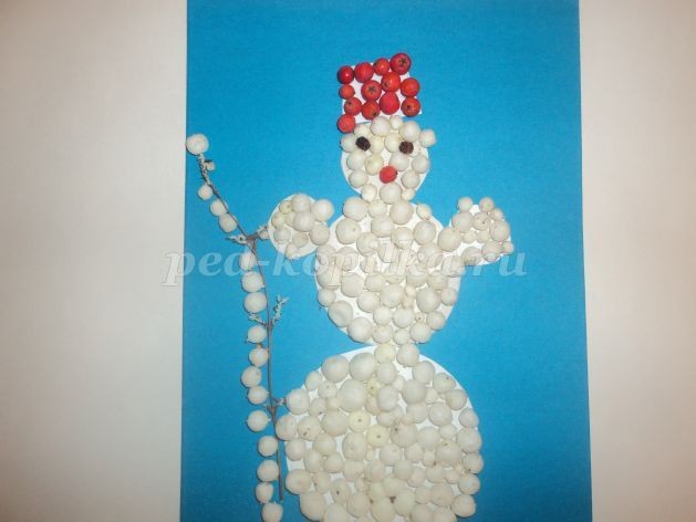 ​Весёлый снеговик с использованием природных материалов