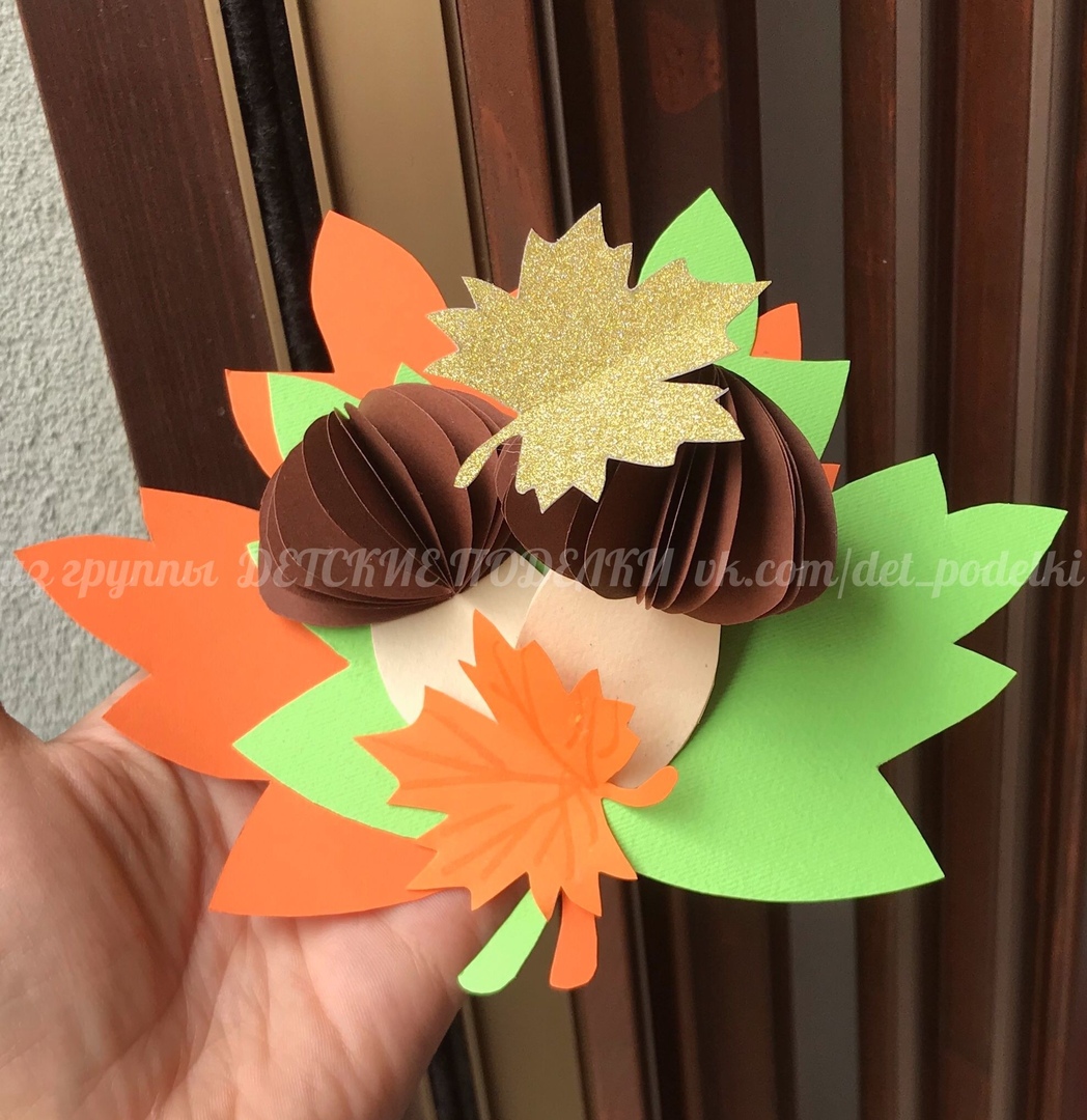 Осенние поделки: аппликация с грибочками