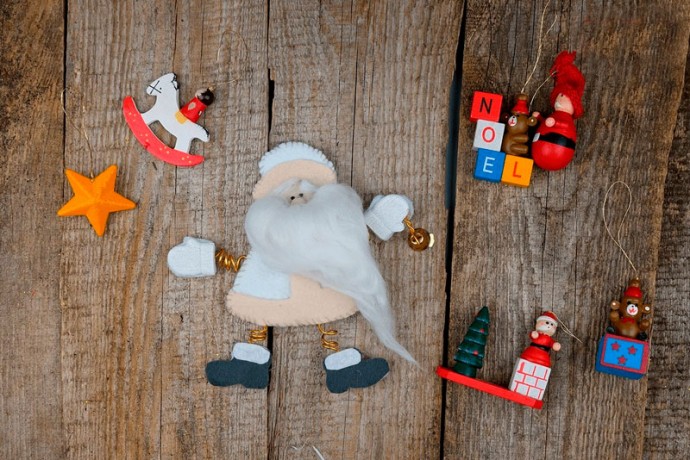 Дед Мороз с руками и ногами на спиральках из проволоки