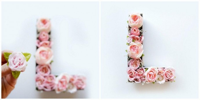 Монограмма из искусственных цветов