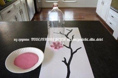 Рисование цветущей ветки с помощью донышка пластиковой бутылки