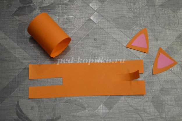 Лис из цветной бумаги на цветочной полянке Лис из цветной бумаги на цветочной полянке