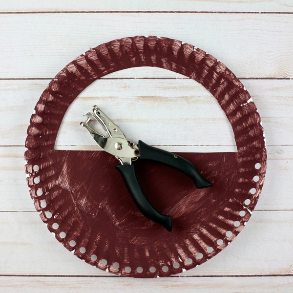 Поделка из одноразовой картонной тарелки "Корзина яблок" Поделка из одноразовой картонной тарелки "Корзина яблок"