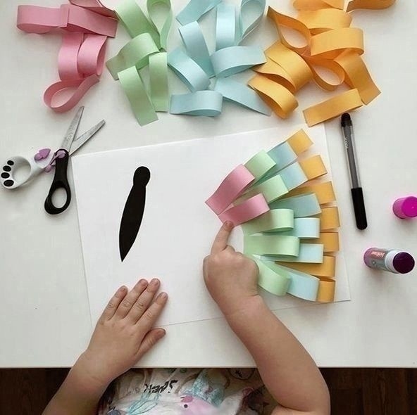 ​Бабочка из разноцветных полос бумаги