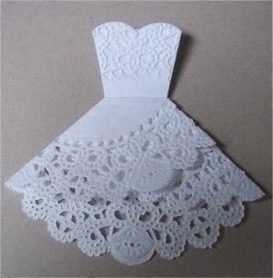 Открытка с платьем из кружевной салфетки