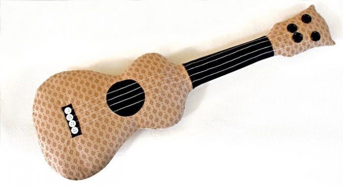 ​Игрушечная гитара из ткани