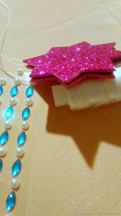 Мастерим с детьми елочную игрушку — звёздочку из фоамирана Мастерим с детьми елочную игрушку — звёздочку из фоамирана