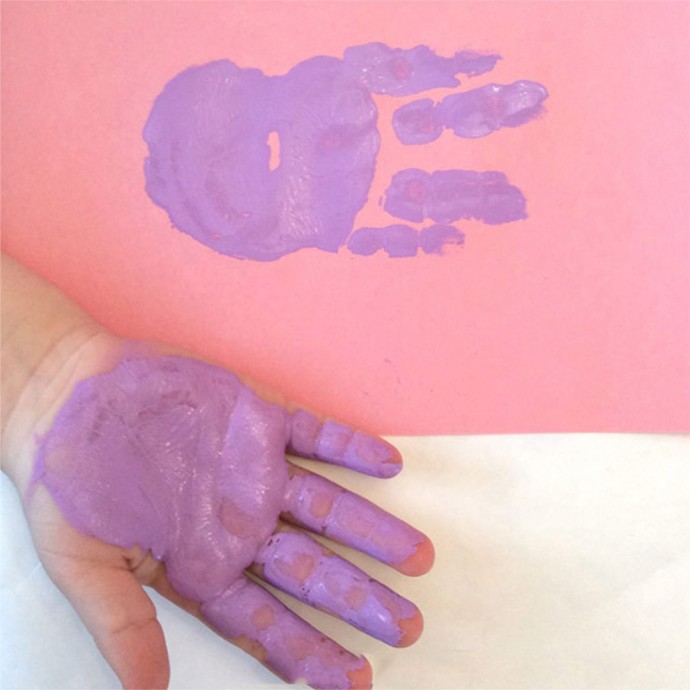 Рисуем с малышами зайчика ладошками