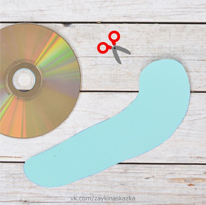 ​Улитка из пуговиц на CD-диске