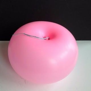 Ваза из воздушного шарика и картонной трубки в технике папье-маше