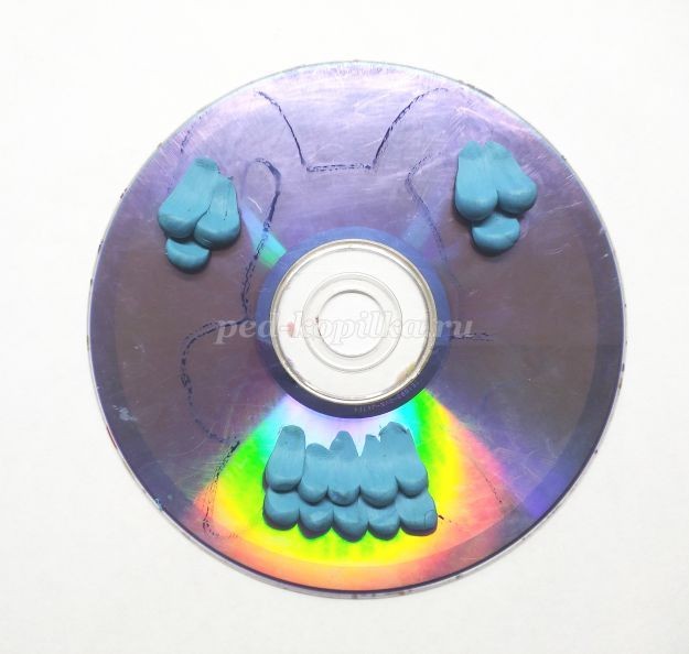 Пластилинография на диске: зайчик, часть 2