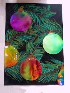 ​Живописная творческая идея: ёлочные шары на еловых ветках