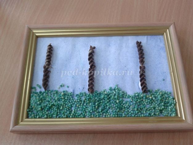 Аппликация из макарон, фасоли и пшена: "Еловый лес" Аппликация из макарон, фасоли и пшена: "Еловый лес"
