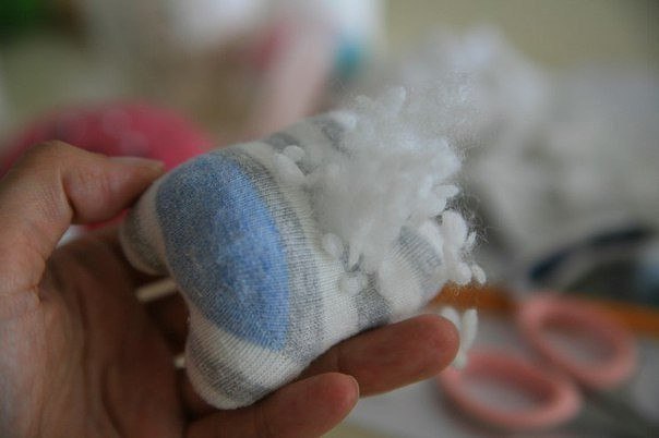 Милый котенок из носков