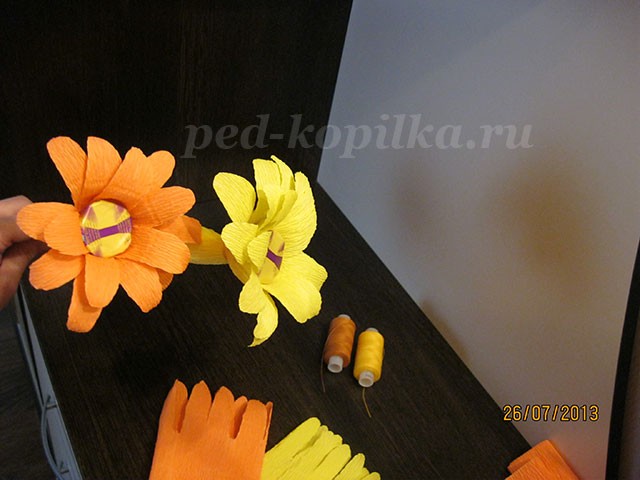 Букет из конфет детскими руками: мастер-класс, часть 1 Букет из конфет детскими руками: мастер-класс, часть 1