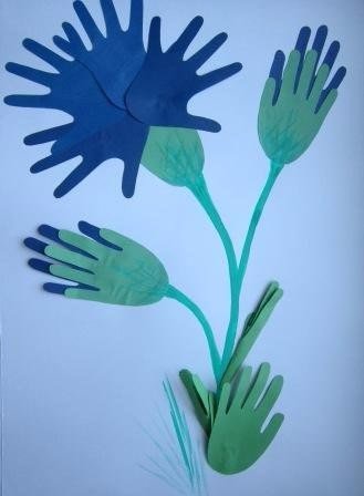 Цветочные аппликации из ладошек Цветочные аппликации из ладошек