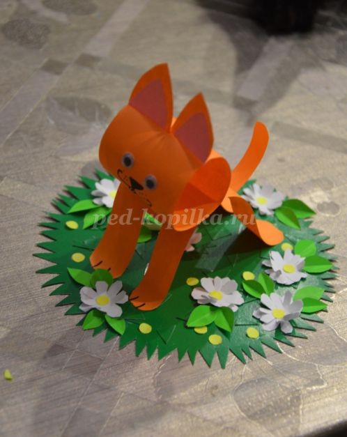 Лис из цветной бумаги на цветочной полянке Лис из цветной бумаги на цветочной полянке