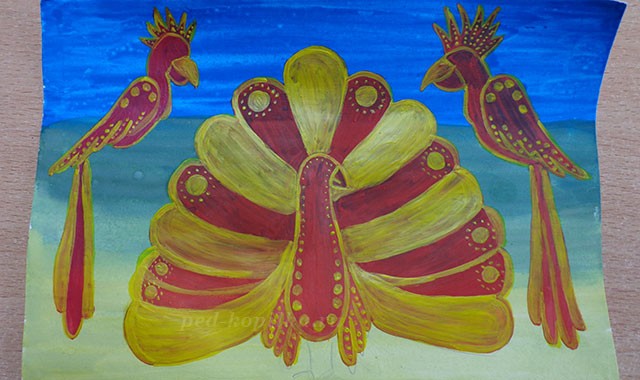 Попугаи и павлин