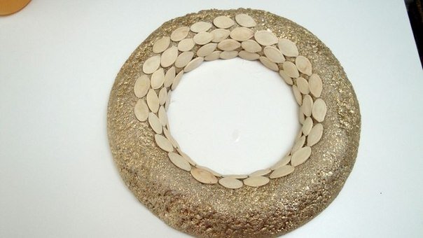 Новогодние украшения из тыквенных семечек